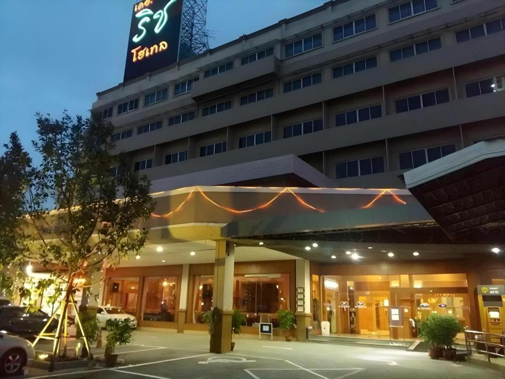瑞驰酒店 暖武里 外观 照片